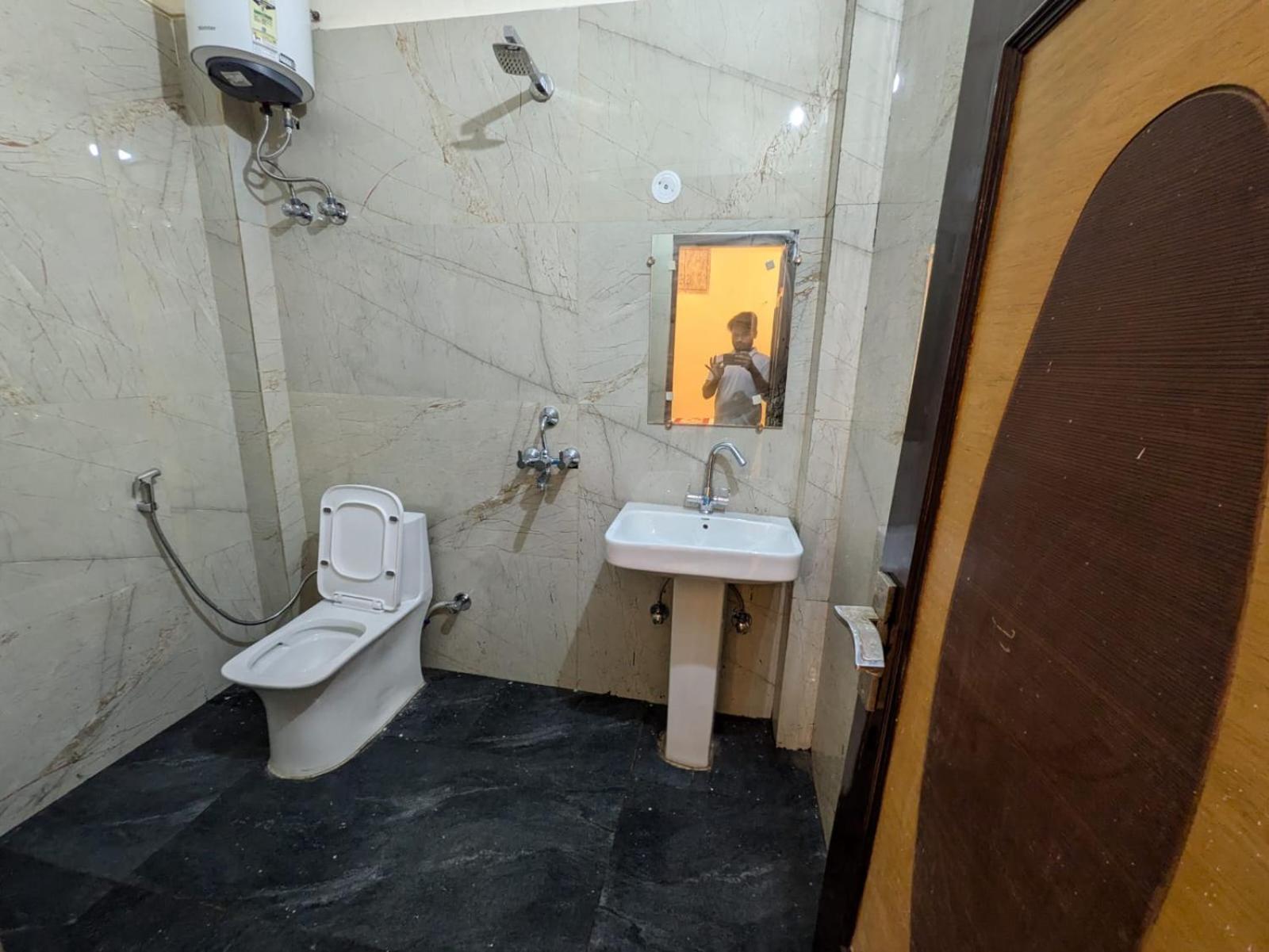 Hotel Vegas Corporate Suites Noida Exterior foto