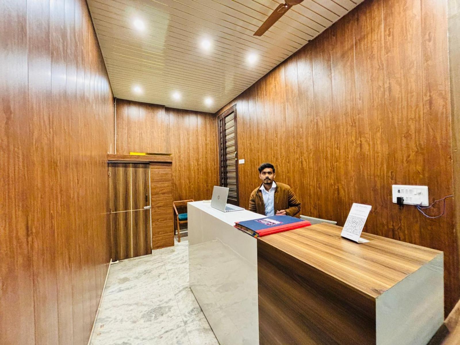 Hotel Vegas Corporate Suites Noida Exterior foto